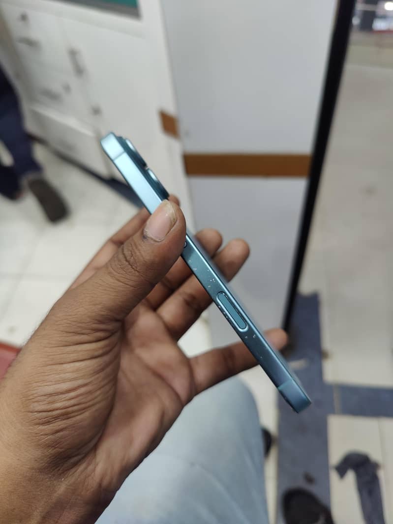 Apple iPhone 16 teal 5