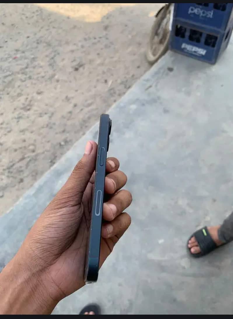 Apple iPhone 13 4