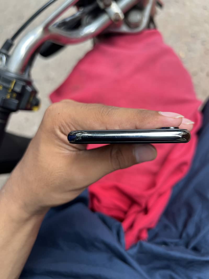 Apple iPhone X 4