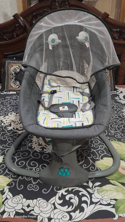 Automatic baby swimg
