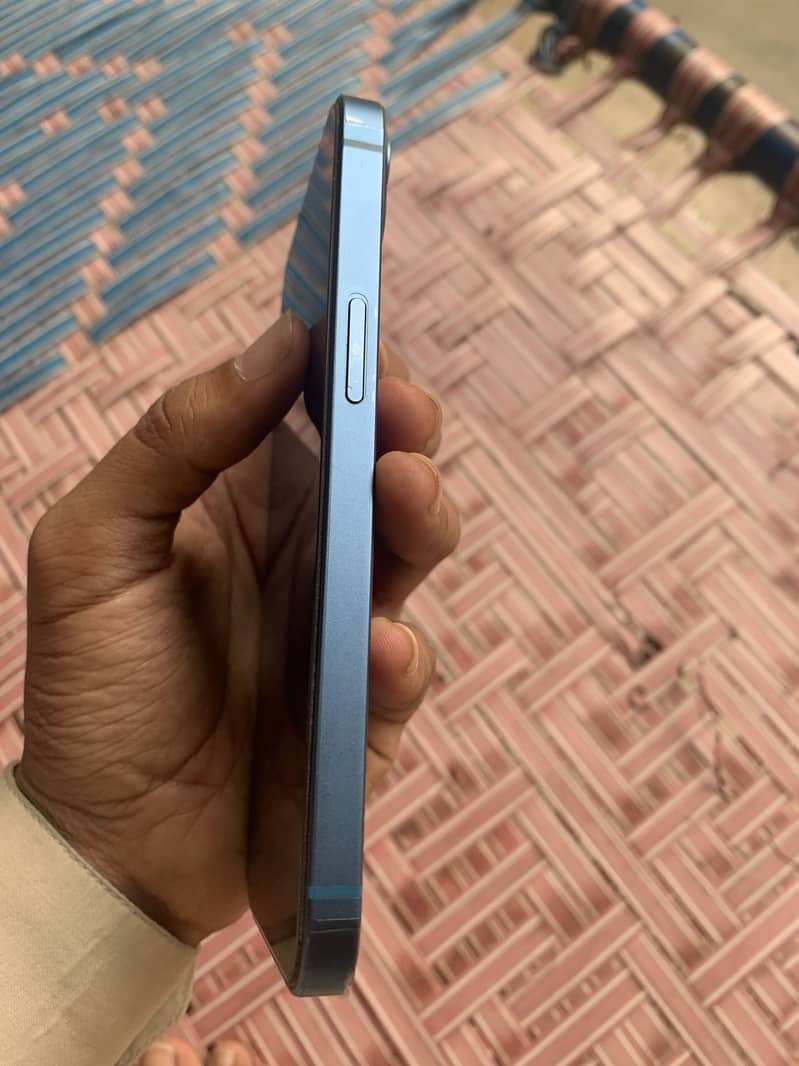 Apple iPhone 13 2