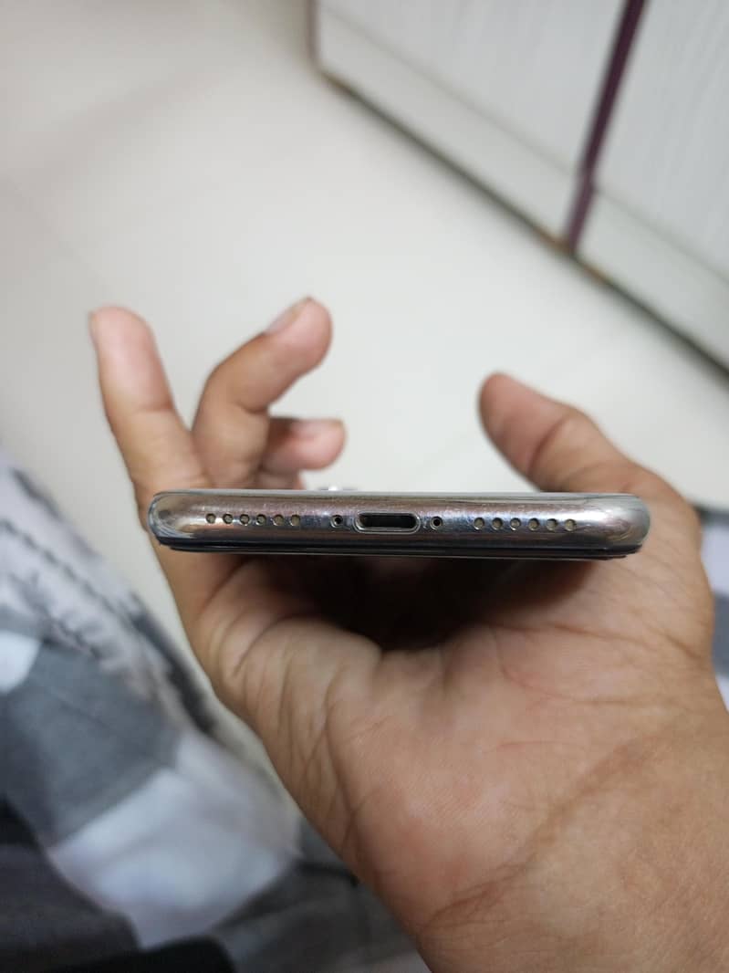 Apple iPhone X 4