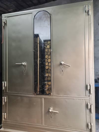 almari to door larg size big haviy wight good condition