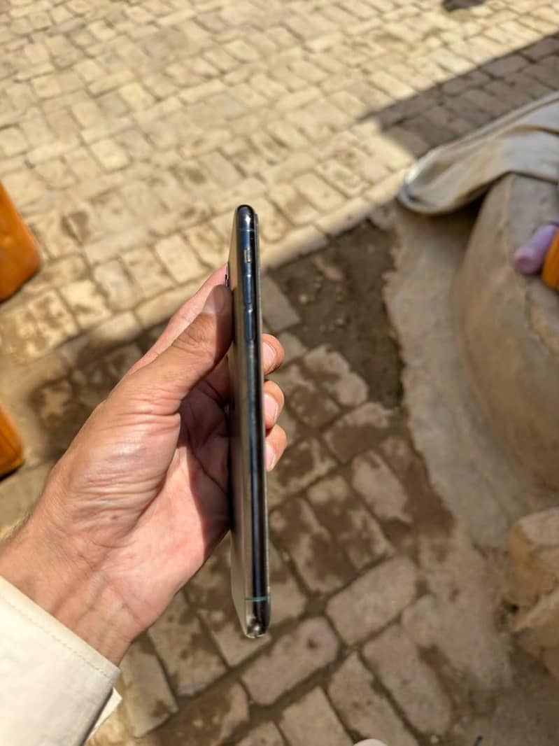 Apple iPhone 11 Pro Max 2