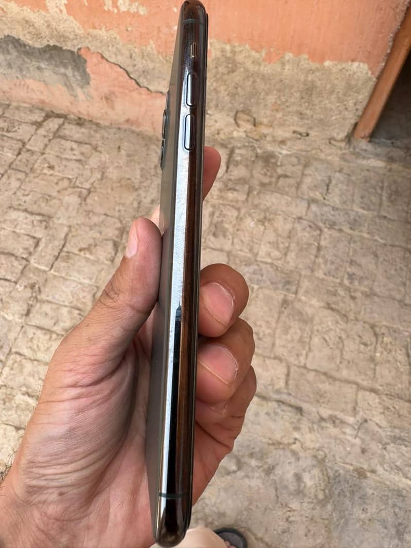 Apple iPhone 11 Pro Max 4