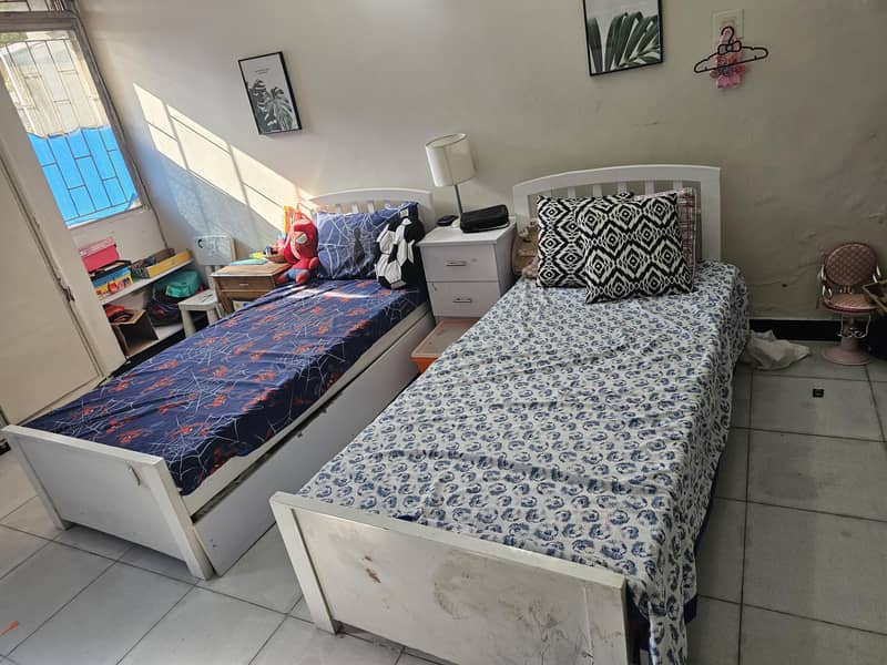 2 single beds and side table 1