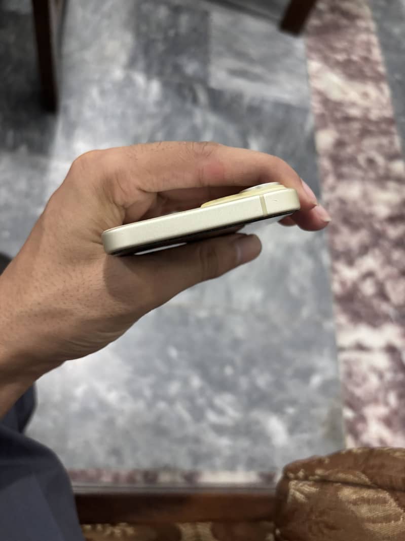 iPhone 15 6