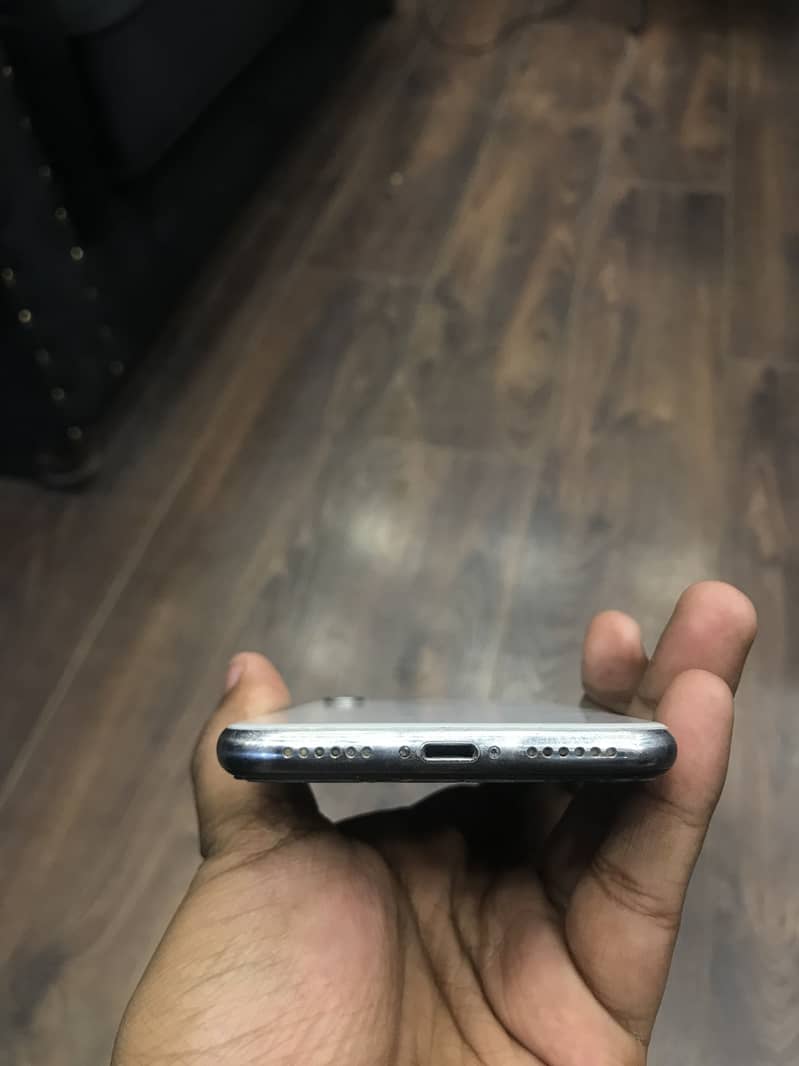 Apple iPhone X 4