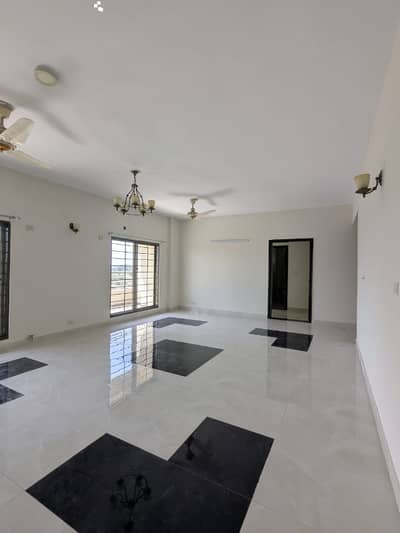 10 MARLA 3 BEDROOM APARTMENT AVAILABLE FOR RENT