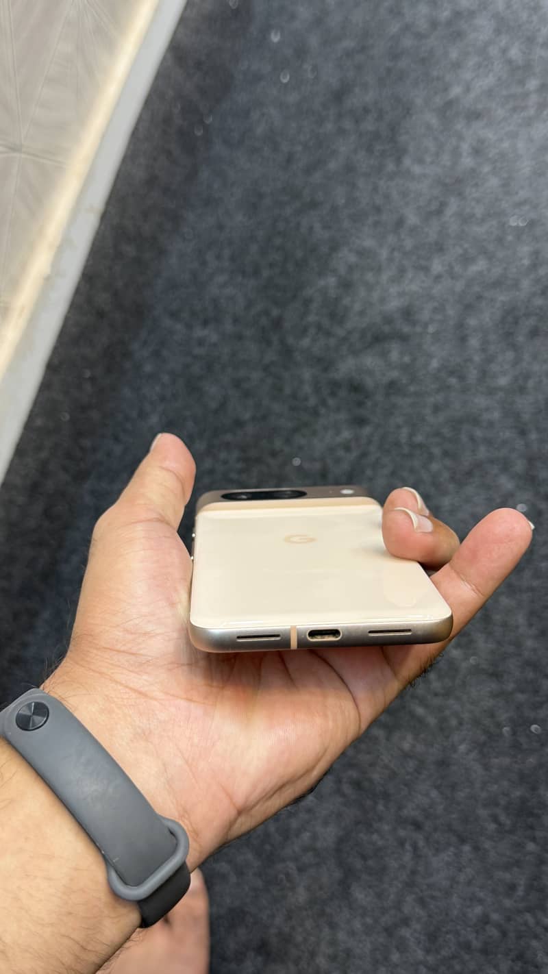 Google Pixel 8 4