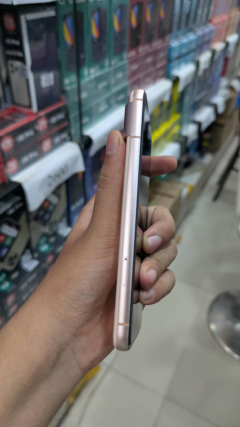 Google Pixel 8 4