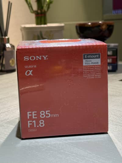Sony FE 85mm F1.8 lens