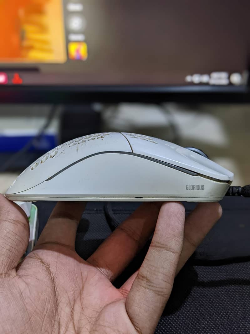 Glorious model 0 2
