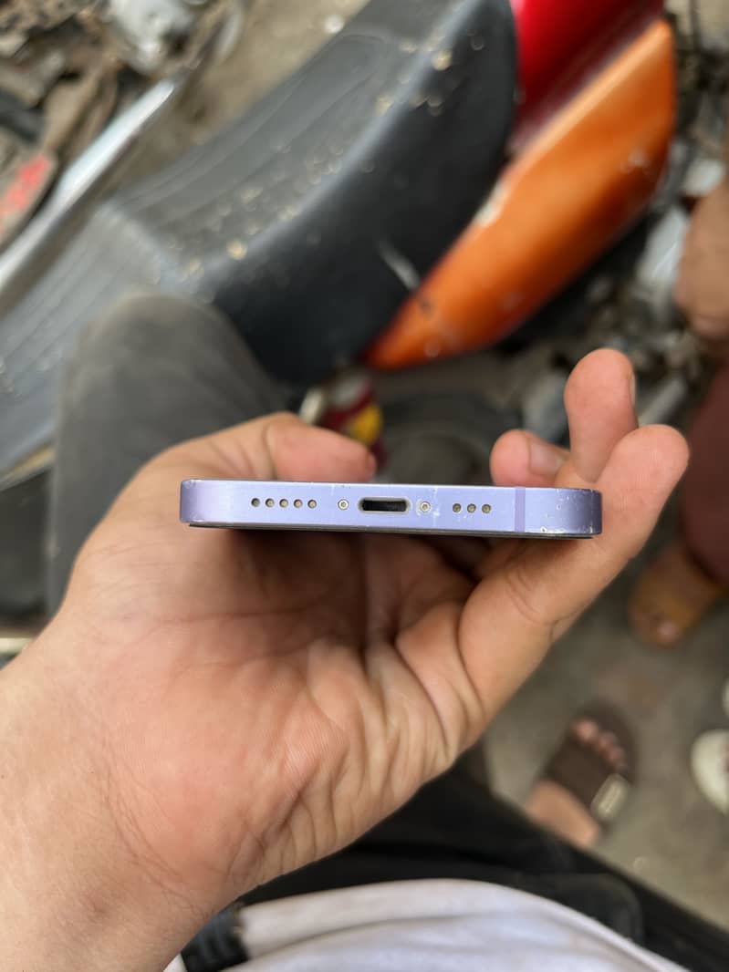 Apple iPhone 12 4