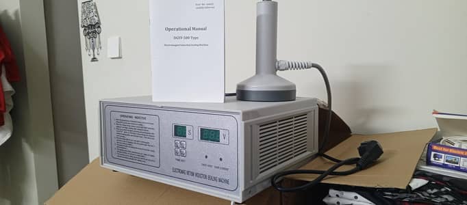 Plastic and glass jars sealing machine