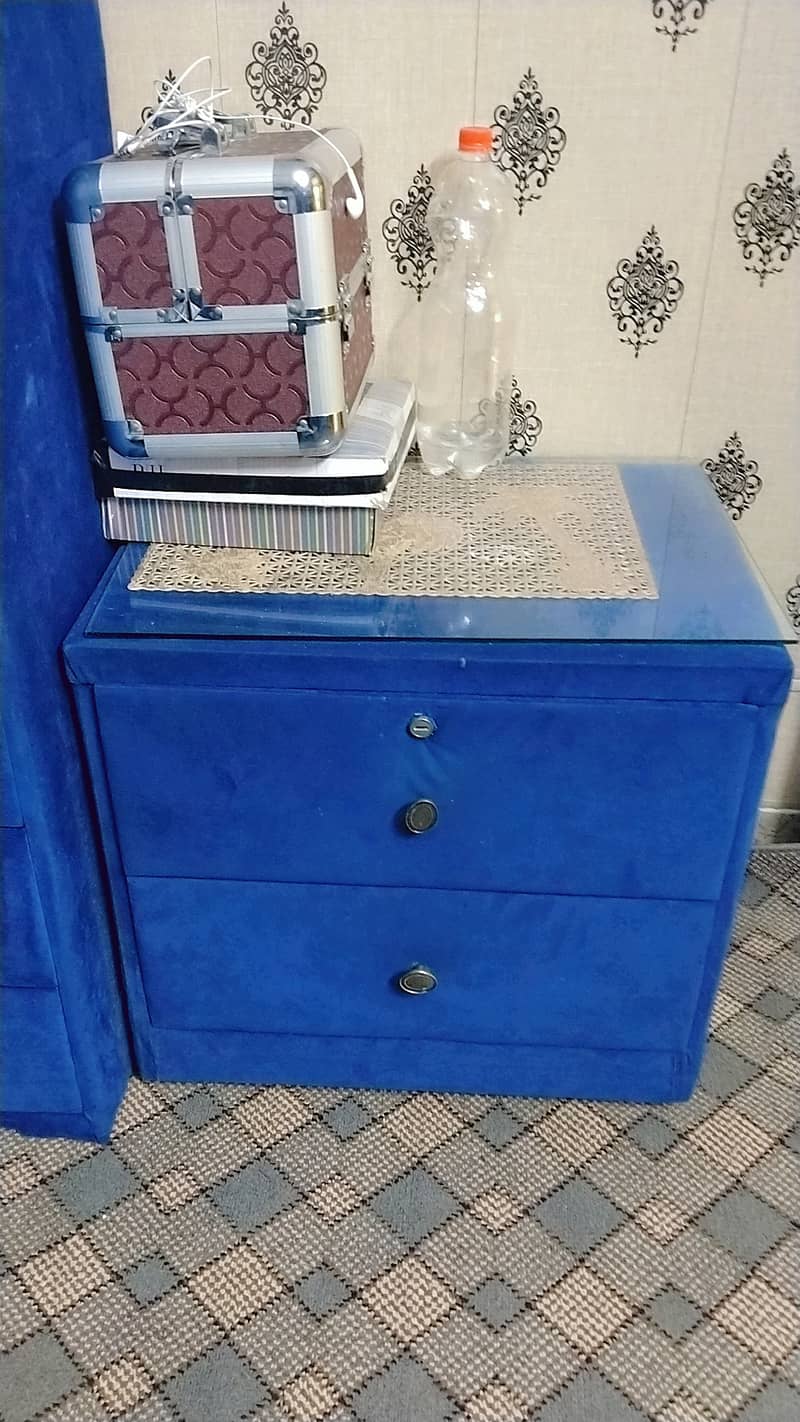 Bed 2 side table, dressing table 1