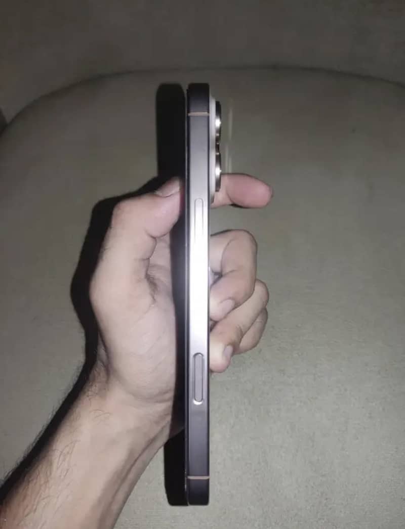 iPhone 16 Pro Max 1