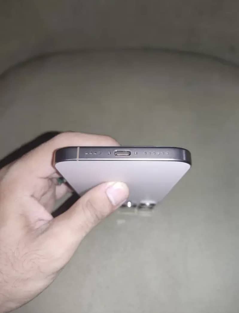 iPhone 16 Pro Max 4