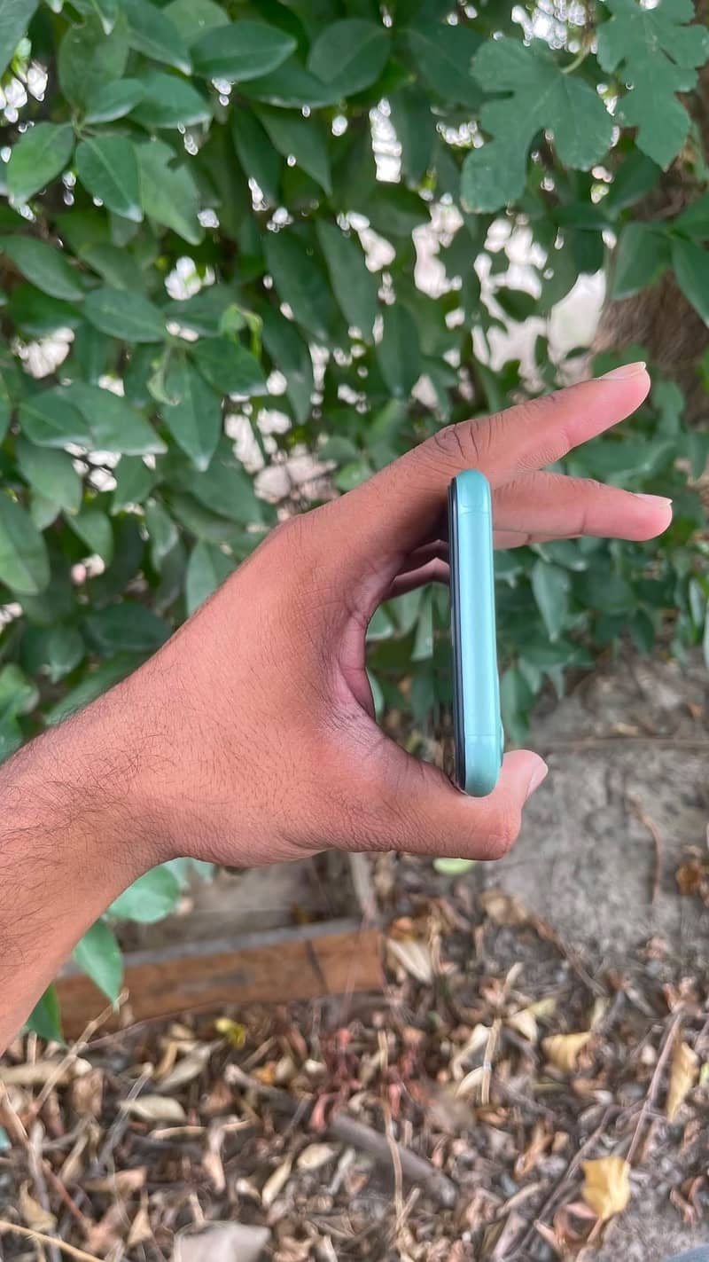 Apple iPhone 11 4