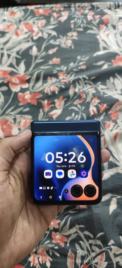 Motorola Razr 60 flip phone 8/256 GB