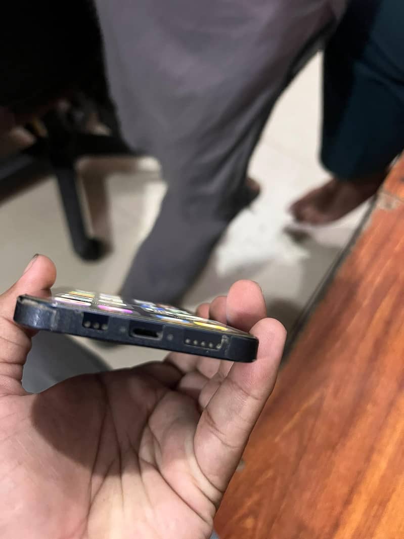 Apple iPhone 12 6