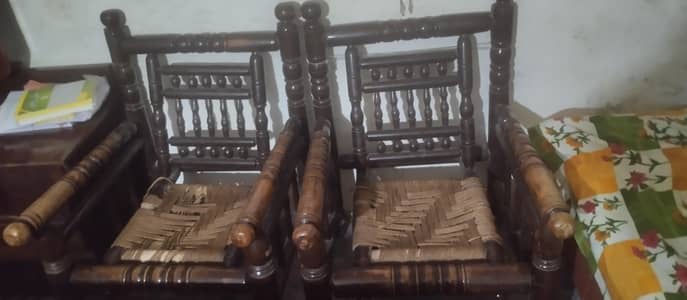 2 adad chairs bilkul ok ha saf good quality