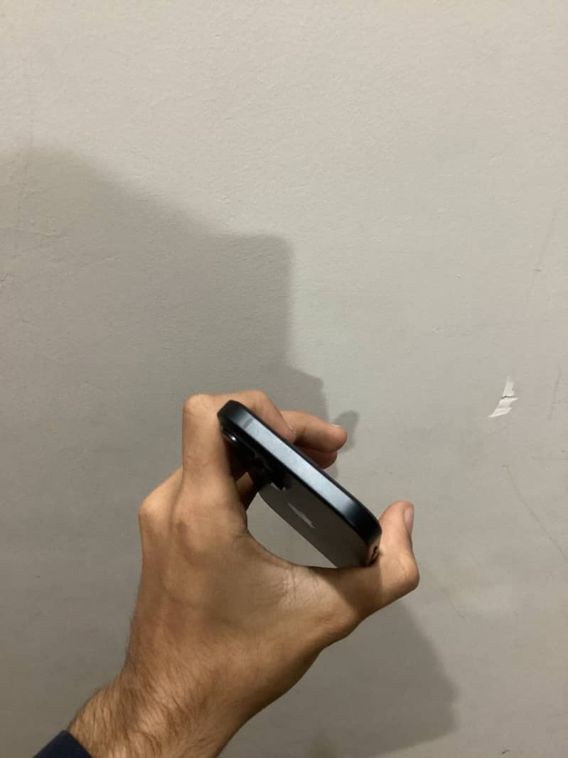 Apple iPhone 15 4