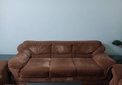 Well - maintained comfortable 6-seater sofa set
