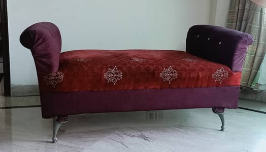 Elegant Lounge Divan with Metal Legs – Urgent Sale