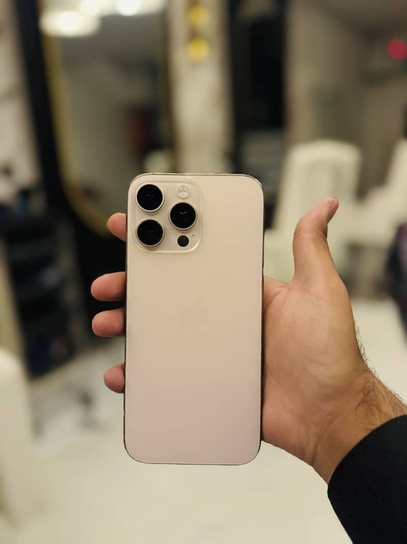 Apple iPhone 16 Pro Max 9