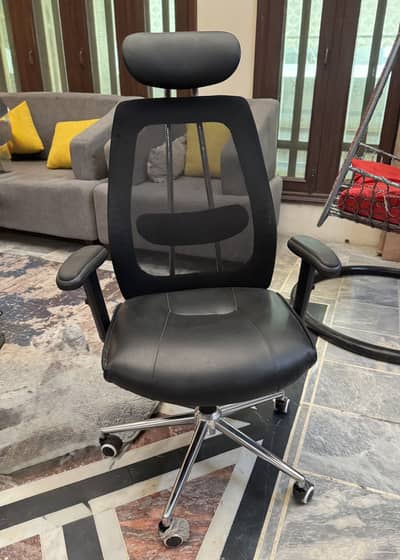 Premium office chair for sale: comfort meets style!