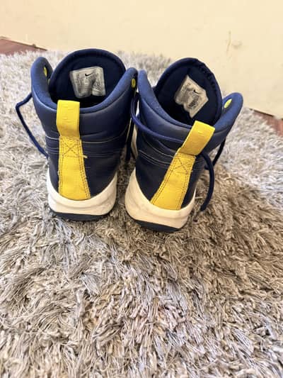 Nike kids shoes almost new
