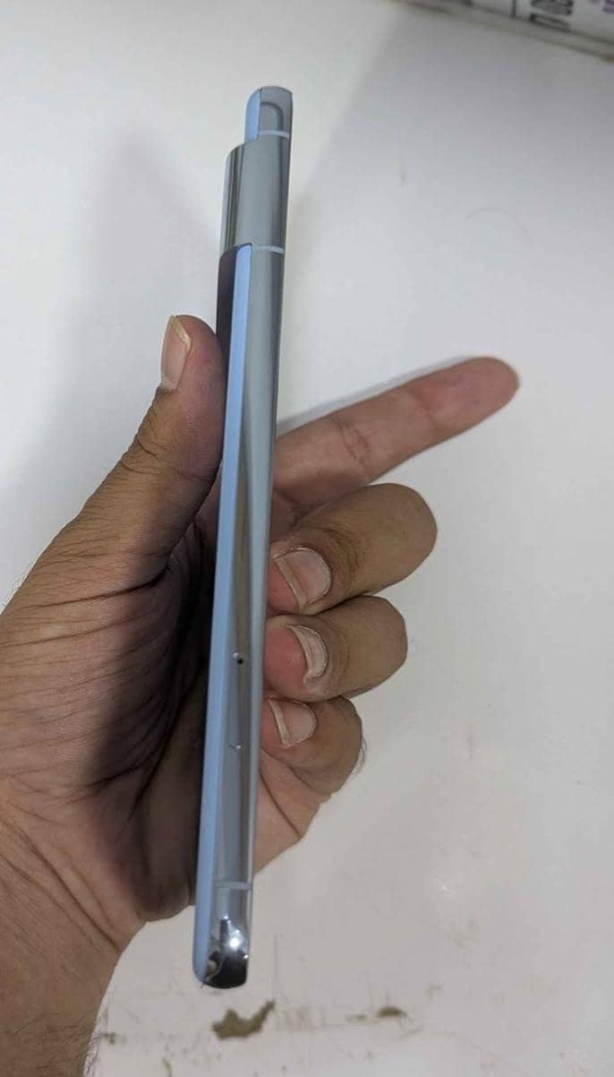 Google Pixel 8 Pro (Back a bit broken ) 2