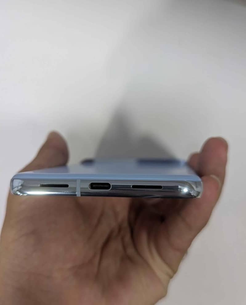 Google Pixel 8 Pro (Back a bit broken ) 3