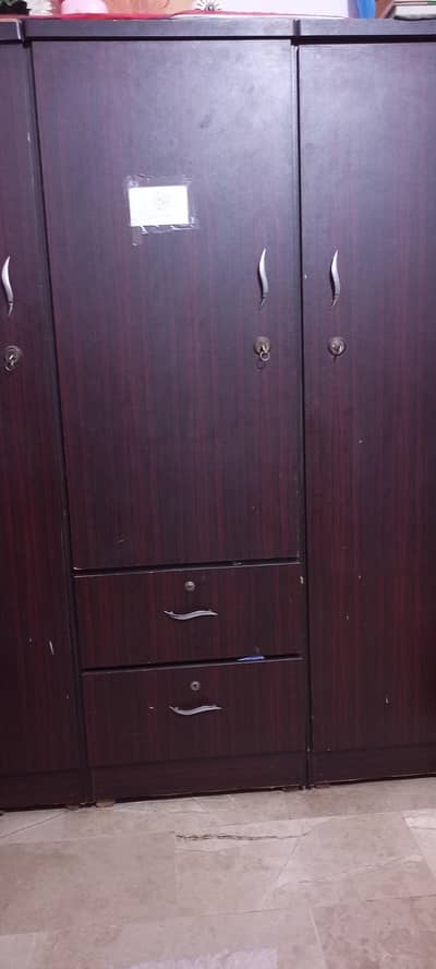 lamination wardrobe 3 door used inone year like new neat & clean