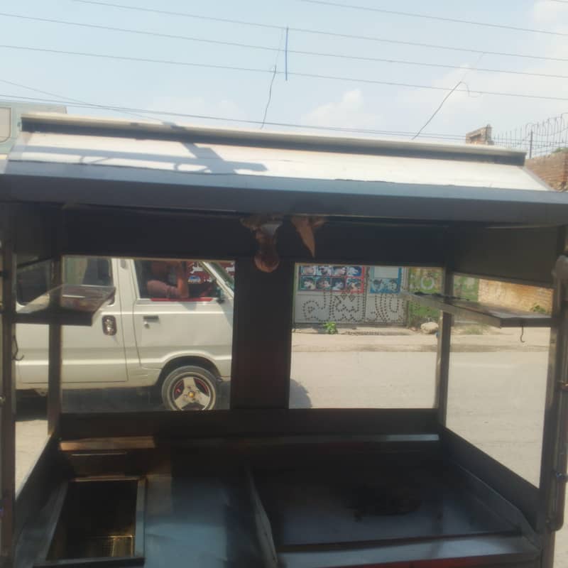برگر شوارما کاونٹر برائے فروحت 10/9 کنڈیشن بہت بہترین ہے چلنے میں 4