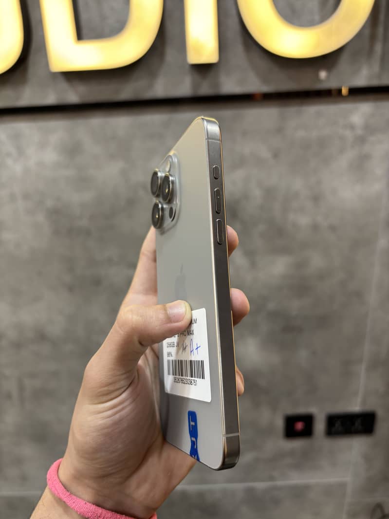 Apple iPhone 15 Pro Max 4