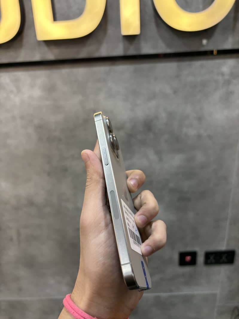 Apple iPhone 15 Pro Max 6