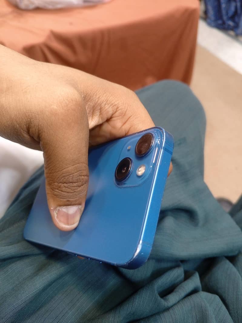 Apple iPhone 13 8