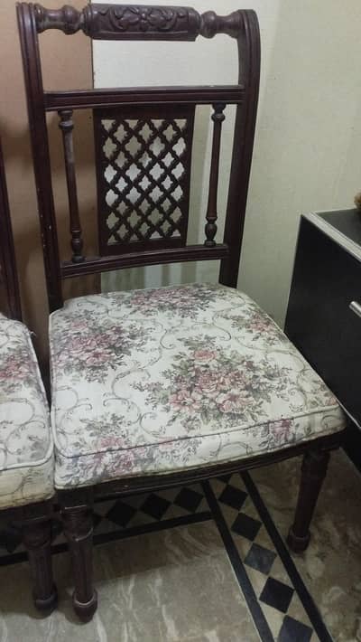 6 No Dining table Chairs