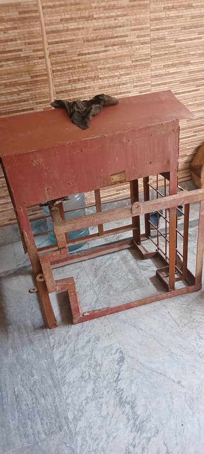 Iron Stand Laal Pump