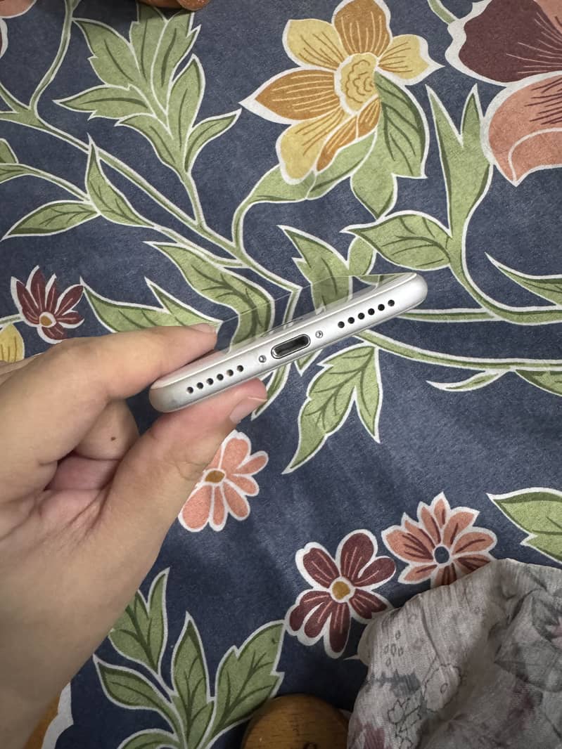 Apple iPhone 7 4