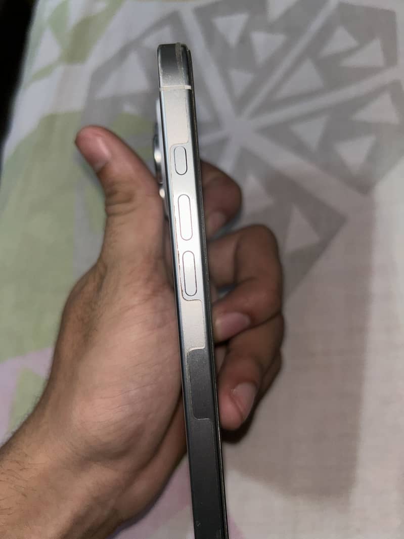 Apple iPhone 16 Pro 0