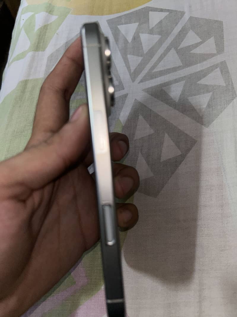 Apple iPhone 16 Pro 1