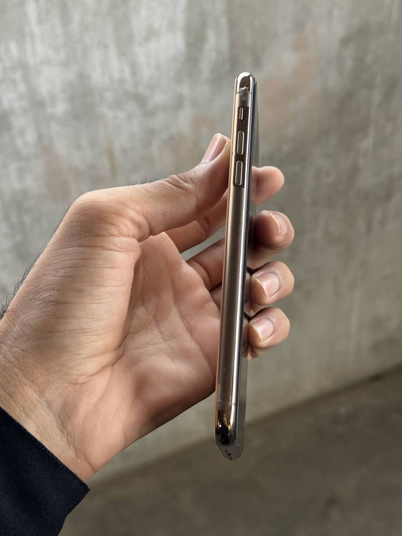 Apple iPhone 11 Pro Max 2