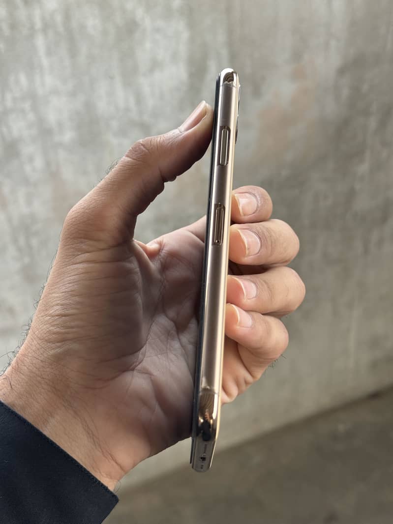 Apple iPhone 11 Pro Max 4