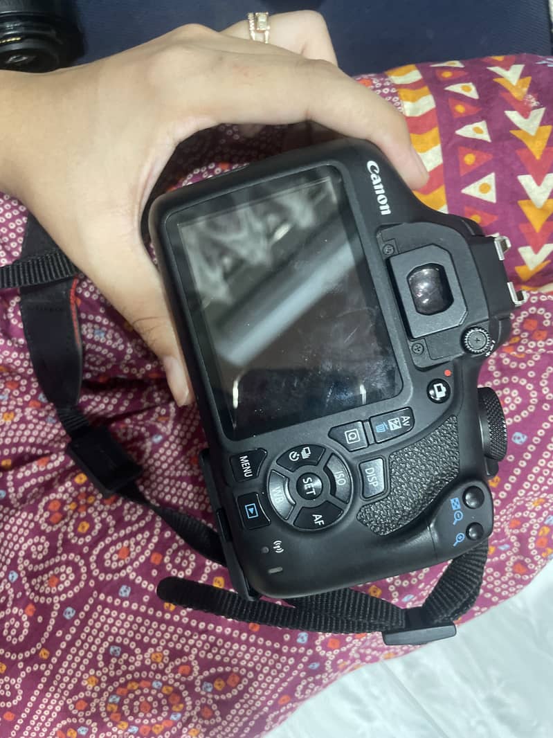 CANON EOS 2000D 0