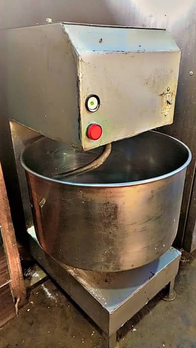 Pizza dough machine