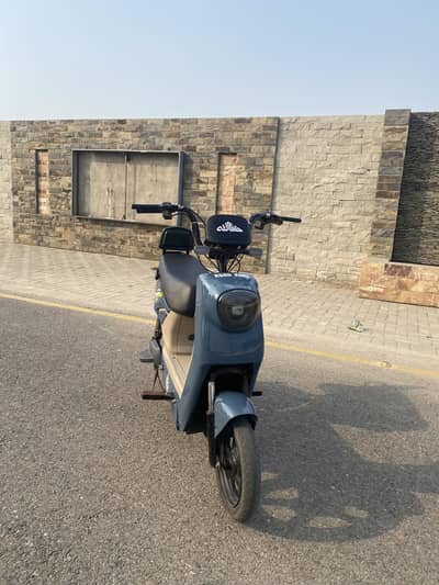Selling roadking scooty
