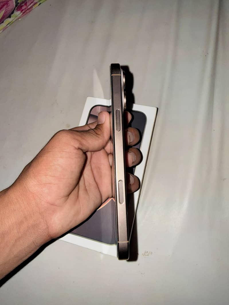 Apple iPhone 16 Pro Max 1